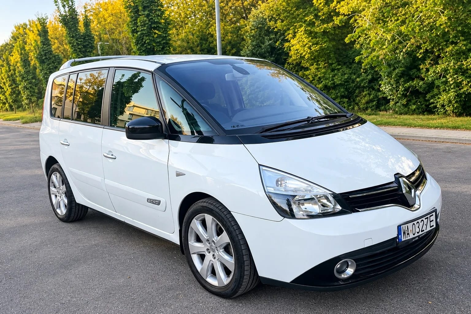Renault Espace 2.0 dCi for rent in Warsaw, front three-quarter view